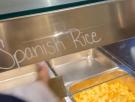 La reacción de un padre español al ver este "spanish rice" en un bufet de Estados Unidos es tremenda