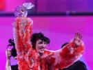 ¿Metáfora de la edición? Nemo rompe el micrófono de cristal tras ganar Eurovisión