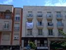 La historia detrás de las sábanas en los balcones que han aparecido en un barrio de Madrid
