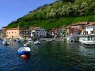 El pueblo marinero de Euskadi que arrasa con sus casas de colores y su palacio histórico