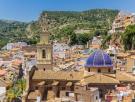 El pueblo donde se celebra la Tomatina: a una hora de Valencia y con un bello castillo medieval