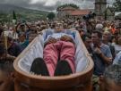 El pueblo de Galicia donde tienes que desfilar con la ropa que llevarías a tu funeral