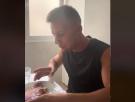 Su novio polaco prueba la comida española por primera vez: sin decir nada, lo dice todo