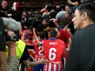 El Atlético expulsa a la persona identificada por lanzar objetos a Courtois y anuncia que prohibirá los pasamontañas en las gradas