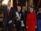 Letizia se quita la gabardina con la que ha triunfado y deja ver su vestido rojo España