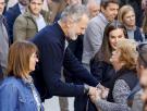 Felipe y Letizia, aplaudidos en Chiva, Utiel y Letur tras su tensa visita a Paiporta