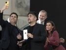 Los reyes entregan un premio a Estopa, ellos aprovechan para un 'selfie' y el comentario estrella no tarda en llegar