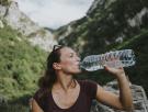 Investigadores piden a todos los consumidores que dejen de beber agua embotellada cuanto antes