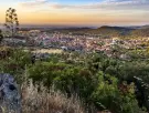 El pueblito de Madrid con una historia oculta que ofrece una gran estampa gracias a sus viñedos y olivos centenarios