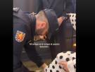 Se le rompe el zapato en plena Feria de Abril y la solución del policía supera el millón de visitas