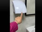 Una científica advierte del método más usado para secarse las manos en los baños públicos y de cuál es el correcto