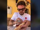 Un británico pide en un bar el desayuno más típico de Andalucía: lo que ve de los españoles de al lado le deja a cuadros