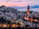 Un Giralda roja se dibuja en el cielo de este pueblo de Córdoba