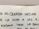 Dejan una nota para la vecina que pone la misa los domingos: ella la lee y su respuesta le abre las puertas del cielo