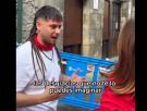 Lo que pasa durante esta entrevista en San Fermín quita el hipo: el gesto de la reportera lo dice todo