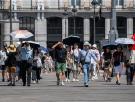Publica dos imágenes sobre el sistema para dar sombra de una calle de Albacete y la Puerta del Sol: no hay color
