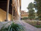 Levantan el suelo de un monasterio de Cataluña y encuentran un caballo, un revólver y la bebida de dioses