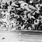 El estadounidense Dick Fosbury fue el primero en ejecutar el salto de altura impulsándose de espaldas. A partir de ese momento todos copiarían su técnica.