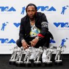 Kendrick Lamar con sus premios