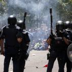 Los policías antidisturbios lanzan gases contra los mineros que han protestado contra los recortes en el sector