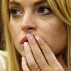 La actriz Lindsay Lohan se presentó en 2010 un tribunal de Los Ángeles con unas uñas multicolor y en una de ellas mostró la palabra 'Fuck' (que te jodan).