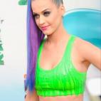 La cantante Katy Perry no solo sorprende con su cabello de muchos colores. En los premios Nickelodeon decidió pintar sus largas uñas de verde con pequeños detalles negros.