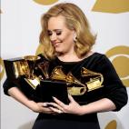 La cantante Adele lució sus uñas color plata al cargas los seis fonógrafos de los premios Grammy 2012.
