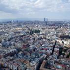 Vistas desde lo alto del Pirulí. Al fondo se pueden ver otras torres emblemáticas de Madrid: las Torres Kio y el conjunto Cuatro Torres Business Area.
