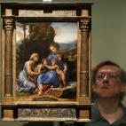Un hombre contempla el cuadro del pintor italiano, uno de las más destacados de la exposición