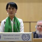 El secretario general de la Organización Internacional del Trabajo (OIT), el chileno Juan Somavia escucha a la Nobel de la Paz birmana Aung San Suu Kyi, mientras interviene en una conferencia en Ginebra