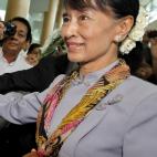 Aung San Suu Kyi sale de Bangkok hacía Suiza