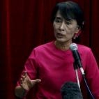 Aung San Suu Kyi se pronuncia en rueda de prensa celebrada en la sede del partido Liga Nacional por la Democracia (LND)