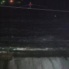 Procedente de una estirpe de equilibristas, Nik Wallenda cruzó ayer las cataratas más famosas del mundo suspendido en un cable.