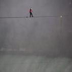 Procedente de una estirpe de equilibristas, Nik Wallenda cruzó ayer las cataratas más famosas del mundo suspendido en un cable.
