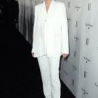 Tilda Swinton se lleva a su terreno el traje pantalón blanco y está elegantísima.