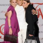Lauren Hutton lo lleva de maravilla. Aquí, con las Olsen en los premios de la moda estadounidense que las ha consagrado como diseñadoras.