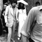 Bianca Jagger se casó así con Mick en 1971 en Saint Tropez. Desde entonces, todos los tuxedos blancos nos han recordado a ella.