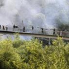 Un grupo de mineros se dispone a cortar un puente, en El Sotón (Asturias)