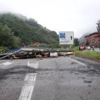 Barricadas que cortan el tráfico en el entorno del pozo Santiago en Aller, en Asturias