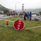Barricadas que cortan el tráfico en el entorno del pozo Santiago en Aller, en Asturias, donde permanecen encerrados tres mineros desde hace veintiún días.