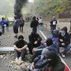 Los mineros han realizado un corte en la carretera N-630 en la localidad de Ciñera (León), para apoyar la huelga indefinida.