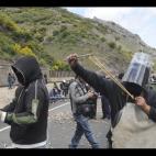 En Ciñera (León), los mineros lanzan piedras a los antidisturbios.