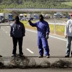Varios mineros han cortado durante dos horas el tráfico en la A-67 (Autovía Palencia-Santander) y en la antigua nacional N-611, en ambos sentidos, cerca del municipio palentino de Aguilar de Campoo.