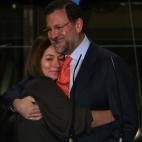 En 2008, en Génova, abrazando a su marido después de perder las generales frente a Zapatero.
