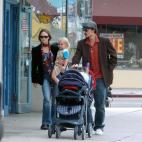 Johnny Depp y Vanessa Paradis pasean por las calles de Beverly Hills  con su hija mayor Lily Rose y el pequeño Jack.