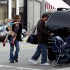 Johnny Depp y Vanessa Paradis con sus hijos por las calles de  Beverly Hills.
