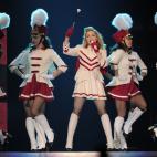 Con bastón en mano Madonna dirigió a sus bailarinas en algunas de sus canciones 