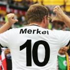Aficionados usaron camisetas con el nombre de la canciller alemana