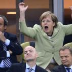 La canciller alemana celebra el primer gol del partido contra Grecia