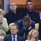 La canciller y el presidente de la Asociación alemana de futbol ríen durante el partido.